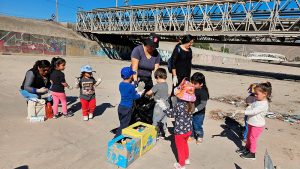 Párvulos y familias del Jardín Infantil Étnico “Inti Marka” realizan limpieza de un sector de la quebrada de Paipote